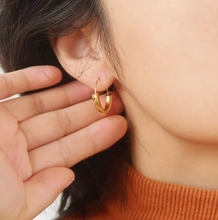 Load image into Gallery viewer, Flanerie Mackenzie 18K Non-Tarnish U-Shape Hoop Earring