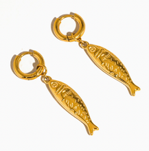 Load image into Gallery viewer, Flanerie Nibe 18K Gold Non-Tarnish Fish Hoop Earring