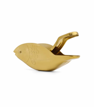 Load image into Gallery viewer, Here's How The Stevie Fish Citrus Juicer