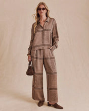 Load image into Gallery viewer, Splendid Valerie Pleated Print Pant in Taupe Grey Bandana