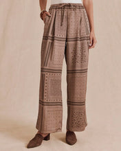 Load image into Gallery viewer, Splendid Valerie Pleated Print Pant in Taupe Grey Bandana