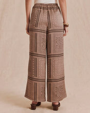 Load image into Gallery viewer, Splendid Valerie Pleated Print Pant in Taupe Grey Bandana