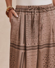 Load image into Gallery viewer, Splendid Valerie Pleated Print Pant in Taupe Grey Bandana